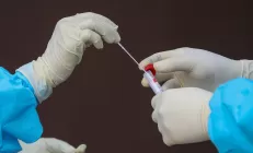 Китай сделал анальный мазок на COVID-19 обязательным для въезда из-за рубежа. Что думают учёные?