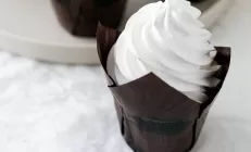 Добавку Е171 признали небезопасной. Её используют в пирожных, соусах и кремах от солнца