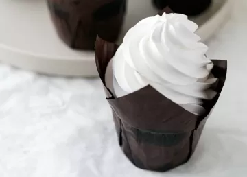 Добавку Е171 признали небезопасной. Её используют в пирожных, соусах и кремах от солнца