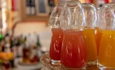 Гастроэнтеролог назвала напитки, которых лучше избегать людям с раздраженным кишечником