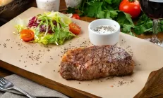 Избыток красного мяса усиливает воспаление в кишечнике