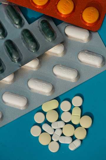 Консервативное лечение острого холецистита требует применения нескольких видов лекарств, фото