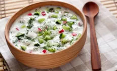 Гастроэнтеролог рассказал, кому нельзя есть окрошку