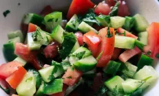 Врач-гастроэнтеролог ответила на вопрос, вредно ли сочетать огурцы с помидорами