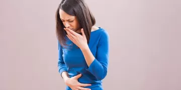 Врачи назвали самые частые причины тошноты после еды