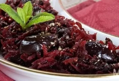 Тушеная свекла с черносливом и изюмом