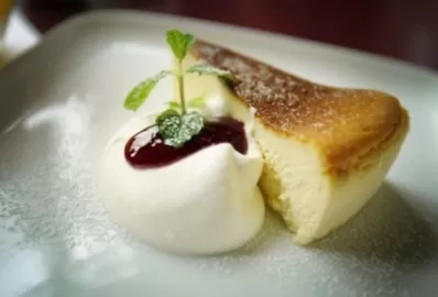 Творожный пудинг с манкой и яблоками