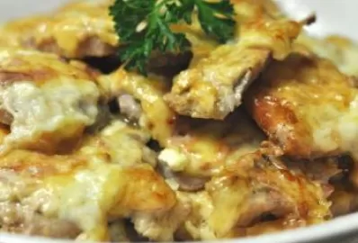 Мясо отварное, запеченное в соусе с сыром