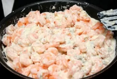 Креветки отварные под молочным соусом
