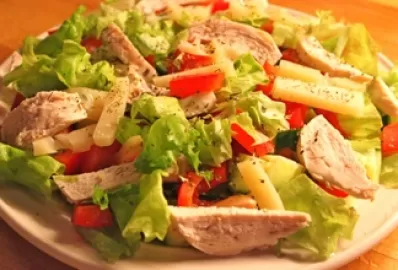 Салат из курицы с болгарским перцем и огурцом