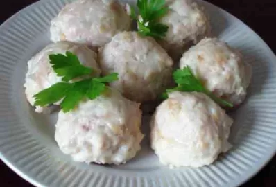 Ежики из куриного фарша и риса на пару