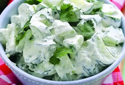 Огуречный салат с белковыми блинчиками