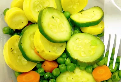 Кабачки с зеленым горошком на пару