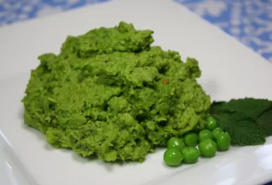 Пюре из зеленого горошка с сухариками