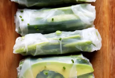 Спринг-ролл с авокадо и огурцом