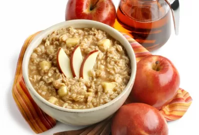 Овсяная каша с яблоком за 5 минут