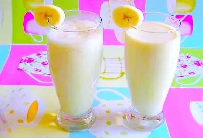 Молочно-банановый коктейль в блендере