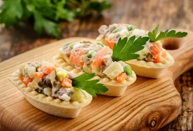 Оливье с отварной индейкой и морской капустой