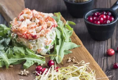 Оливье с креветками и стручковой фасолью