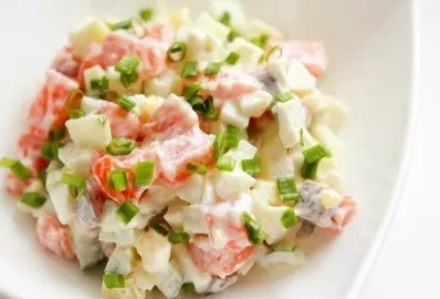 Оливье с форелью и авокадо