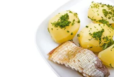 Вареная на пару рыба с отварным картофелем в мультиварке