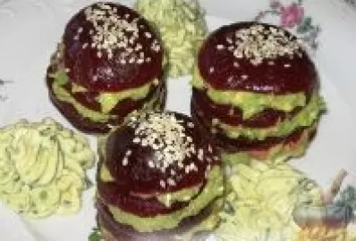 Свекольные башенки с авокадо