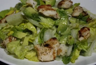 Салат с авокадо и курицей