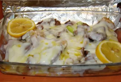 Вареное мясо с яблоками, запеченное в молочном соусе