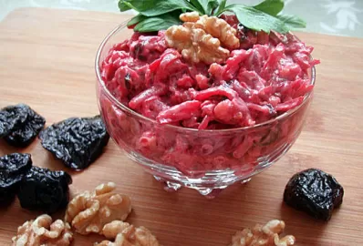 Салат из свеклы и чернослива