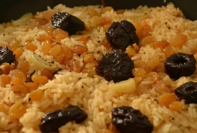 Плов из риса с черносливом, изюмом и морковью