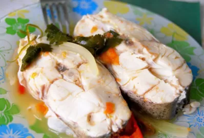 Хек, припущенный с овощами