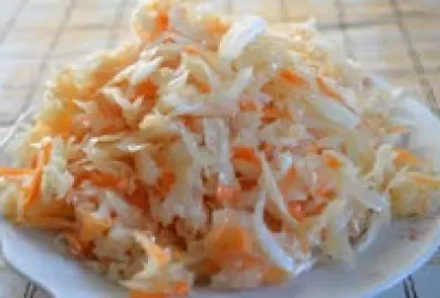 Квашеная капуста с морковью и яблоками