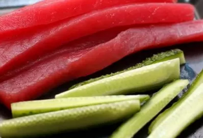 Салат из кабачка с огурцом и тунцом