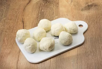 Вареные шарики из творога с медом