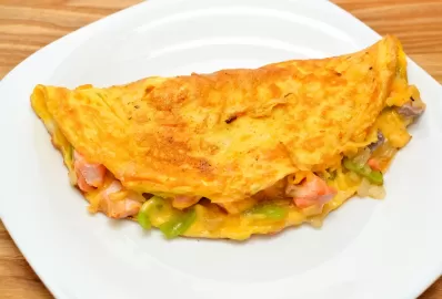 Зелёный омлет с индейкой