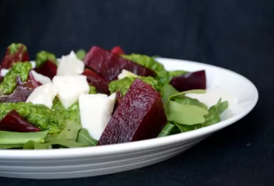 Салат с печёной свёклой и сыром фета