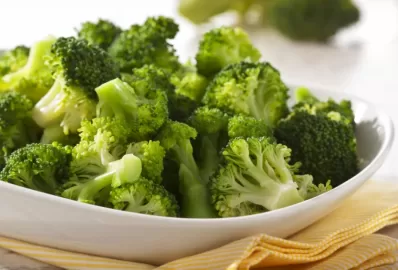 Салат из авокадо и брокколи