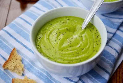 Питательный суп-пюре из цукини и авокадо