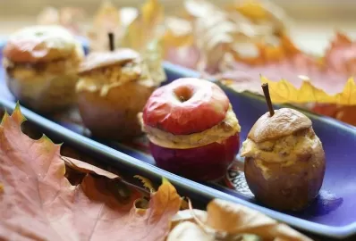 Яблоки, фаршированные курицей