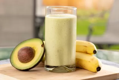 Банановый смузи с авокадо и семенами чиа