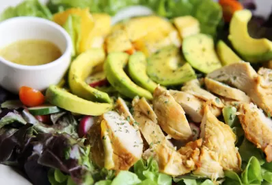 Куриный салат с авокадо и натуральным йогуртом