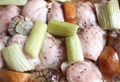 Куриные бёдра с яблоками на скорую руку