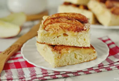 Медовый бисквит с яблоками