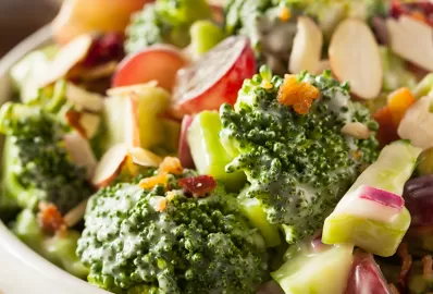 Лёгкий салат с брокколи, яблоком и огурцом