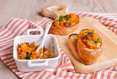 Брускетты с печёной тыквой и муссом из авокадо