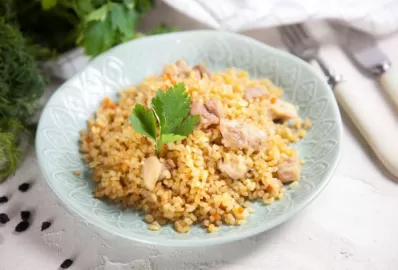 Салат с булгуром, морской капустой и куриной грудкой