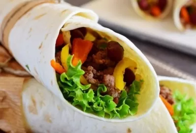 Буррито с говяжьим фаршем и свежими овощами