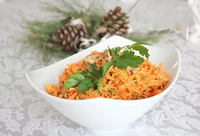 Морковный салат с творогом и микрозеленью