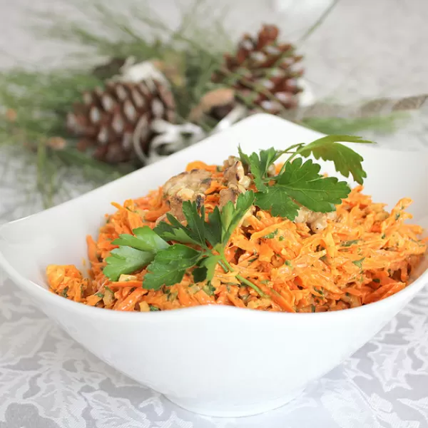 Морковный салат с творогом и микрозеленью