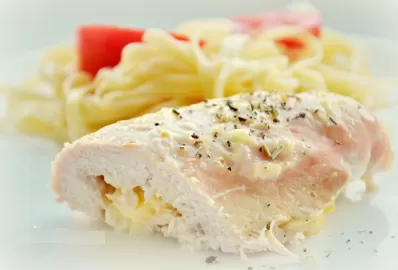 Тёплый салат с овощами и куриным филе